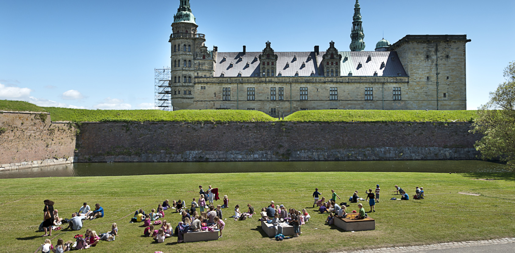 Kronborg Slot for skoleklasser og institutioner Skoleklasse på græsset foran Kronborg Slot. Foto: Thomas Rahbek