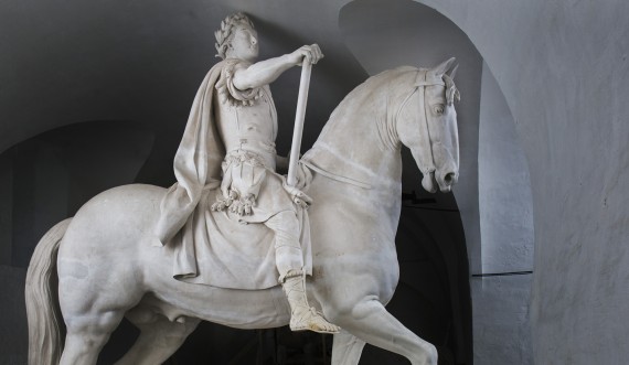 Gipsfiguren af Frederik 5.’s rytterstatue giver besøgende mulighed for at studere den prægtige hest og rytter på nært hold. Den er meget større, end man tror. Foto: Thorkild Jensen
