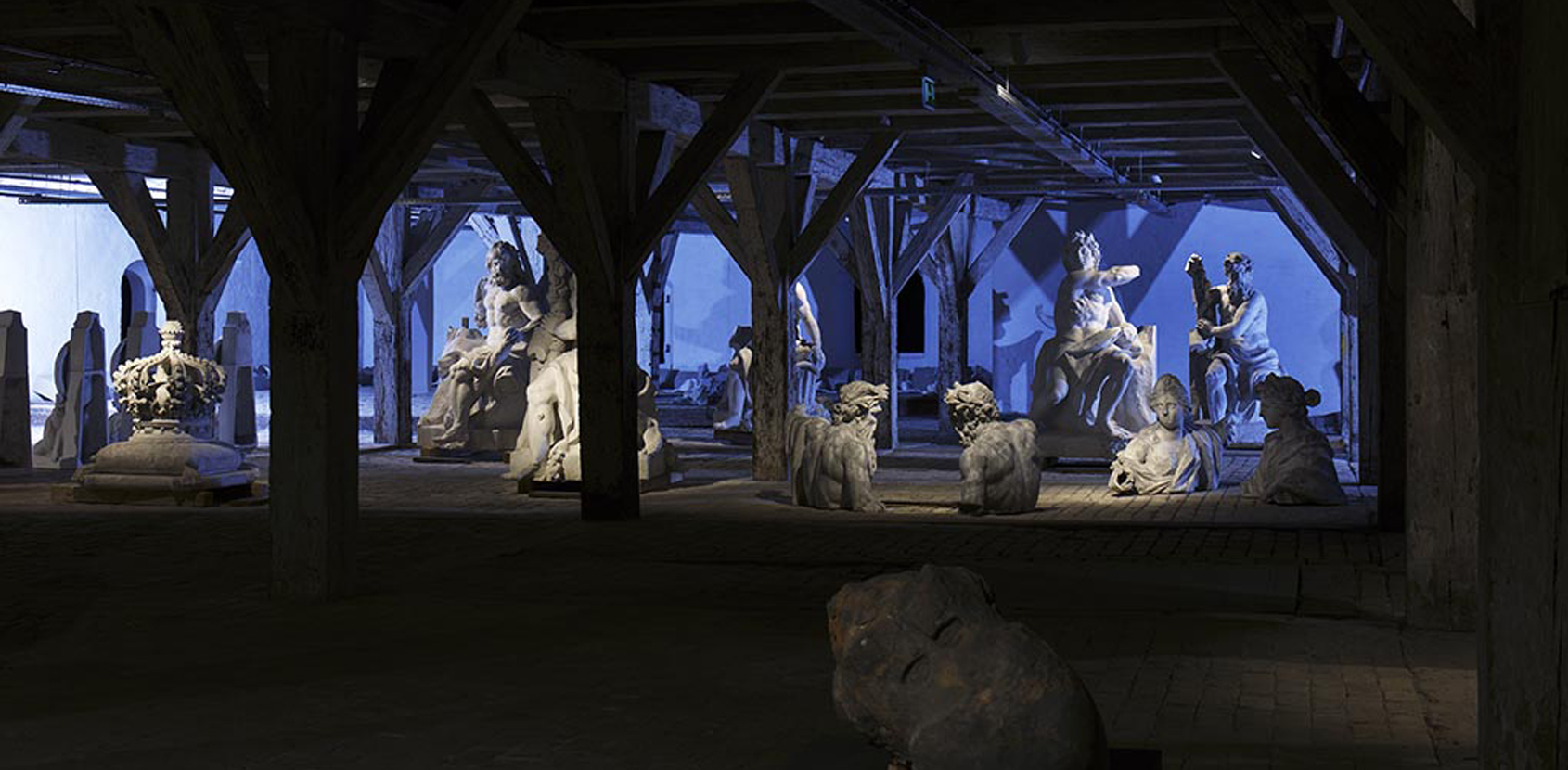 Skulpturer i blåt lys. Foto: Thorkild Jensen