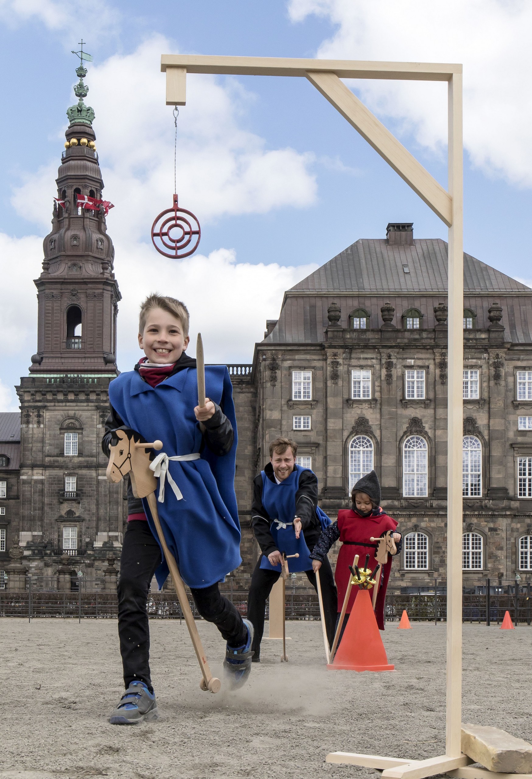 Sommerferie på Dronningens Christiansborg Kæphesteturnering Christiansborg slot_Foto Thorkild Jensen