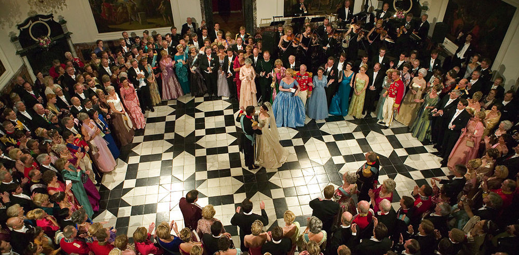 Kronprinsparret dansede brudevals i slottets kuppelsal. Foto: Scanpix / Jørgen Jessen